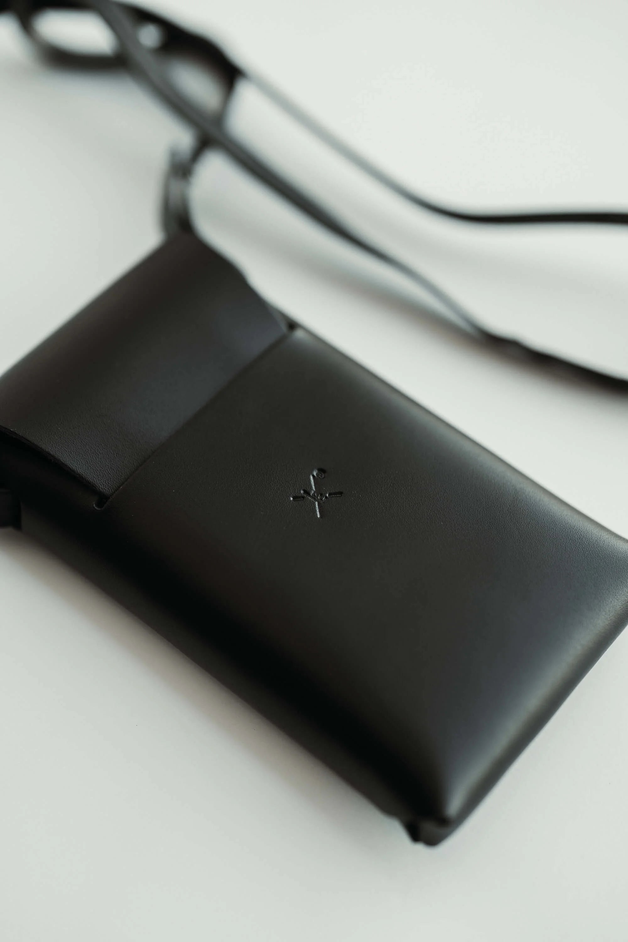 Seamless Phone Bag — Black Series, vista 31