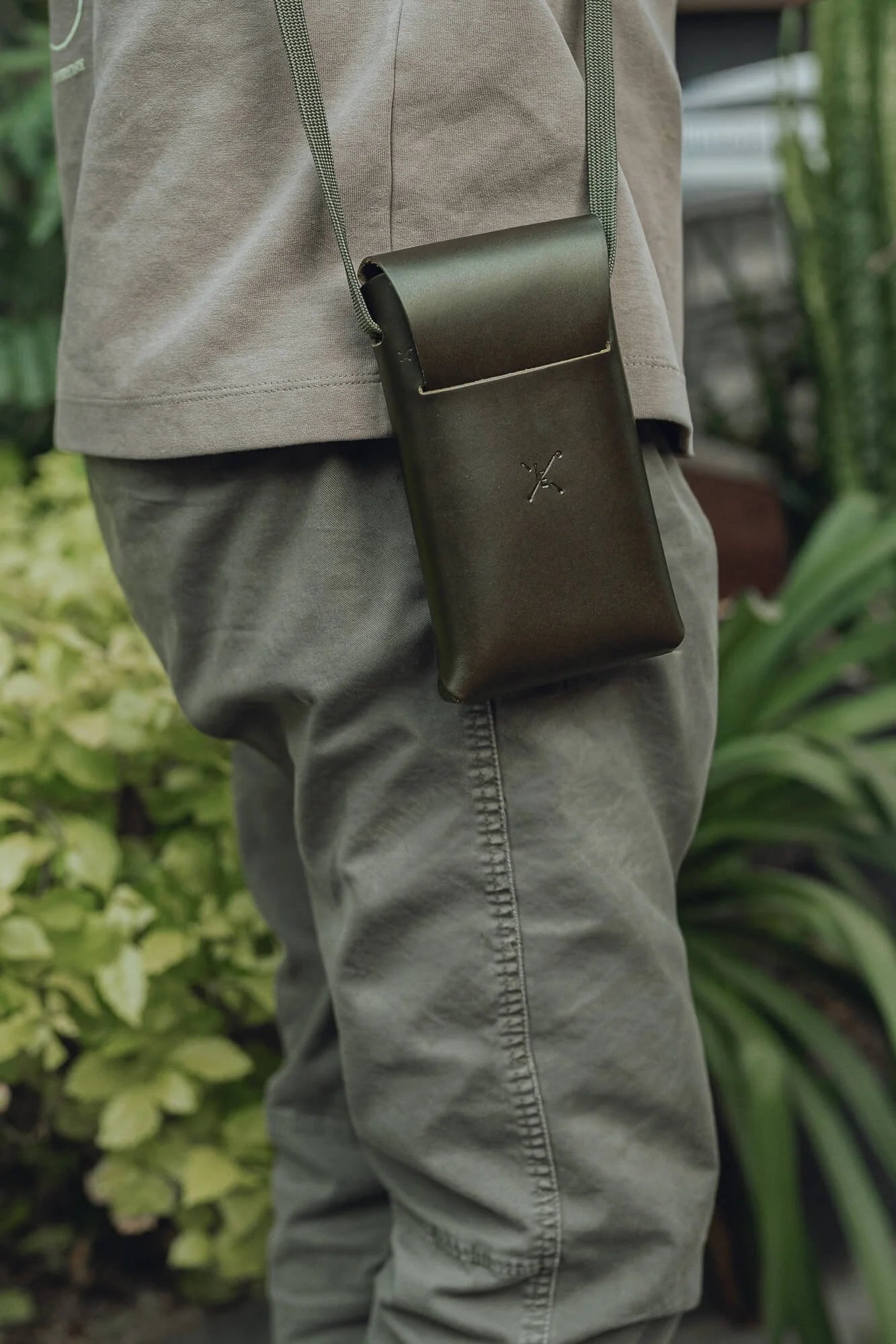 Seamless Phone Bag — Olive Green Limited Edition, vista 1