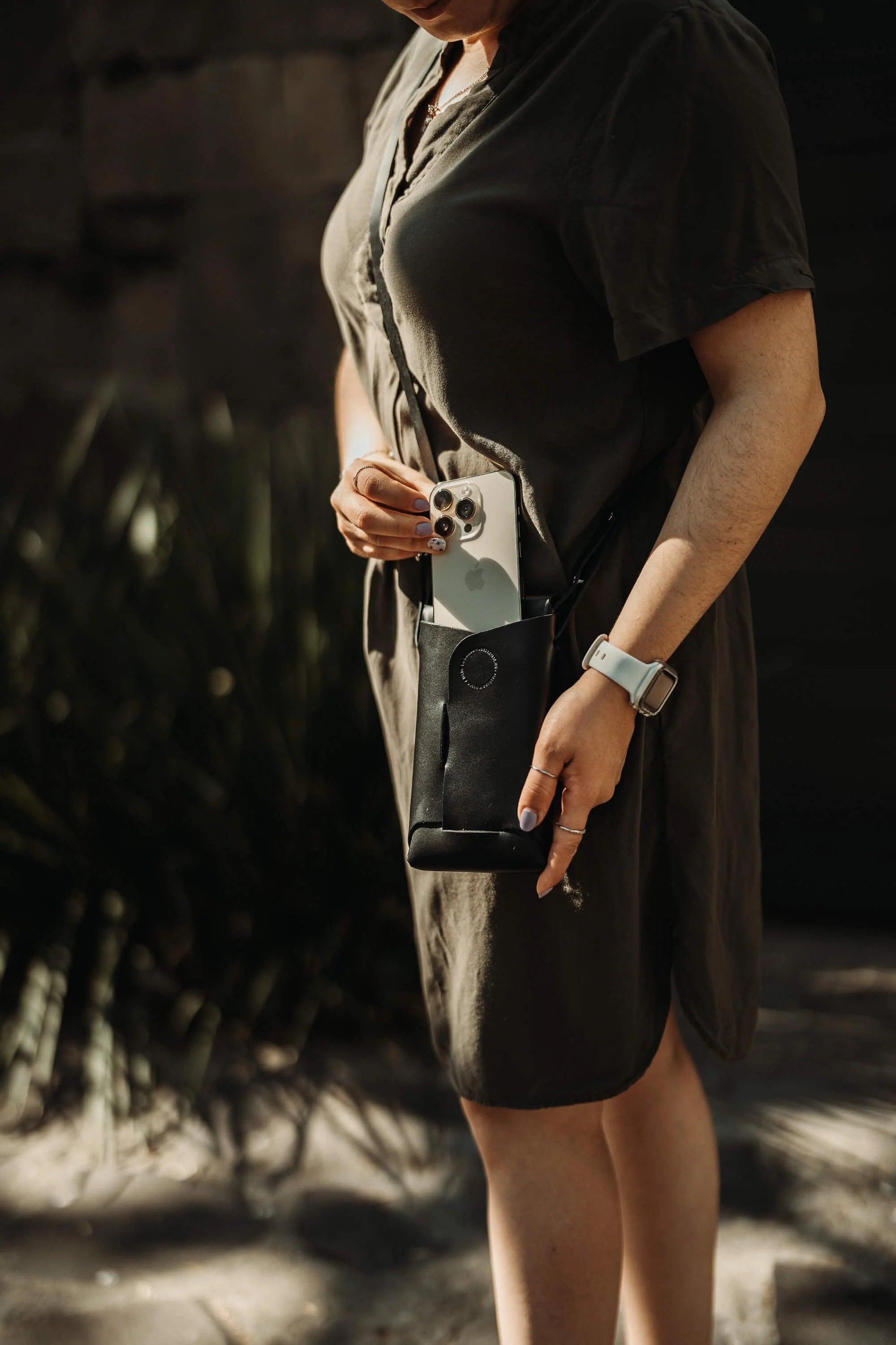 Seamless Phone Bag — Black Series, vista 43